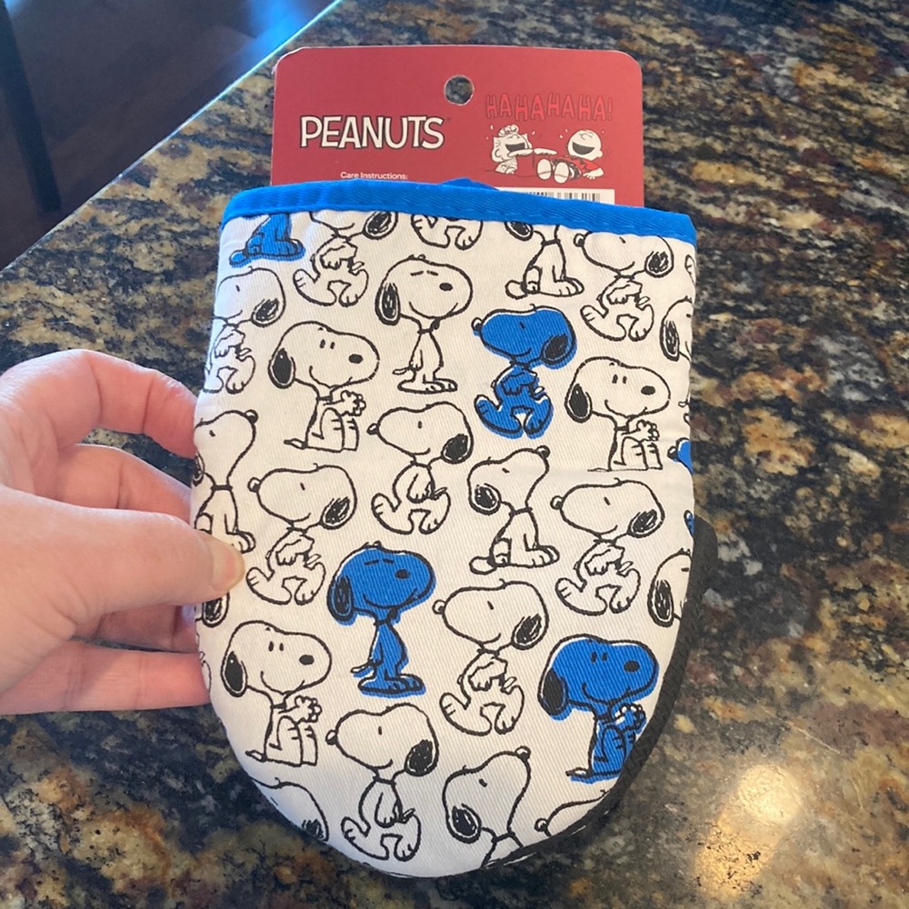 Peanuts Gang Mini Oven Mitts NWT
Blue Snoopy